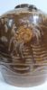 Gambar Guci Cokelat Motif Kepiting dan Ayam