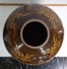 Gambar Guci Cokelat Motif Kepiting dan Ayam