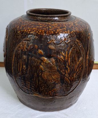Gambar Guci Pendek Cokelat Motif Burung