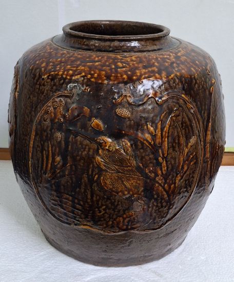Gambar Guci Pendek Cokelat Motif Burung