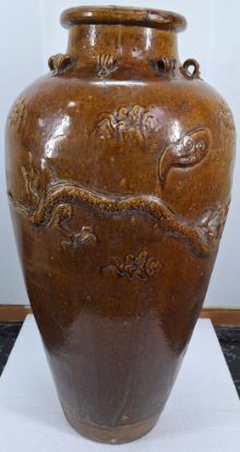 Gambar Guci Cokelat Antang Manik Tinggi Motif Naga