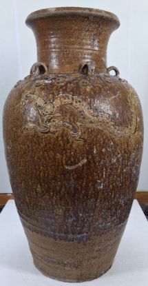 Gambar Guci Cokelat Manik Tinggi Motif Naga