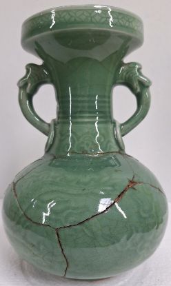 Gambar Green Celadon Onion-shape Vase with Double Dragon Handle