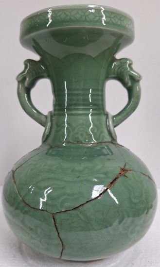 Gambar Green Celadon Onion-shape Vase with Double Dragon Handle