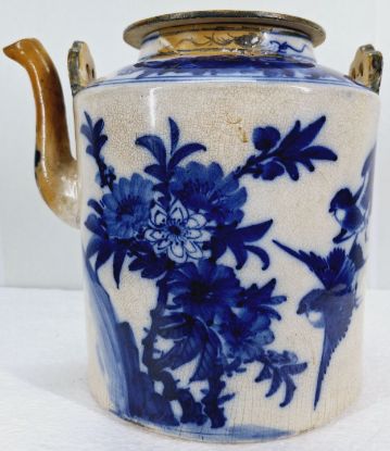 Gambar Teko Besar Biru Putih Motif Bunga dan Burung
