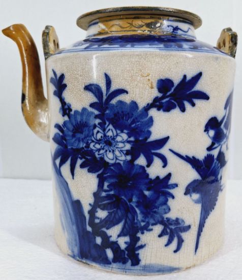 Gambar Teko Besar Biru Putih Motif Bunga dan Burung