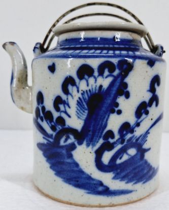Gambar Teko Kecil Biru Putih Motif Bunga