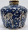 Gambar Jar Biru Putih dengan Motif Rusa