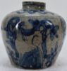 Gambar Jar Biru Putih dengan Motif Rusa