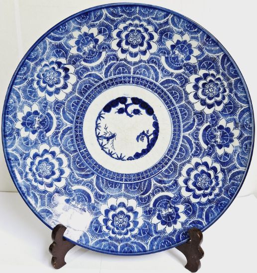 Gambar Japanese Imari Plate with Lotus Flower Motif