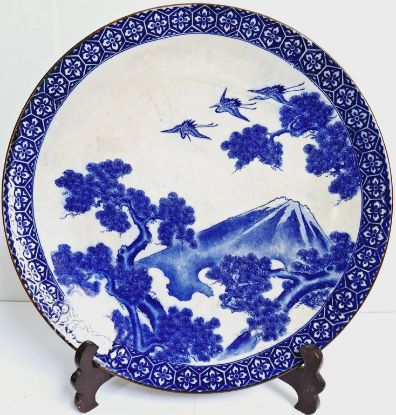 Gambar Japanese Imari Plate with Mount Fuji Motif