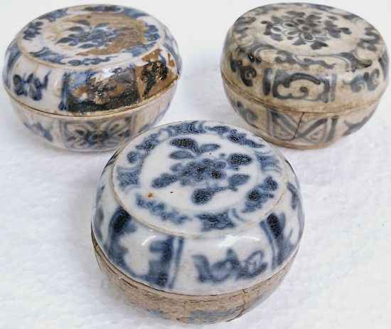Gambar Buli-Buli Biru Putih dengan Motif Kembang