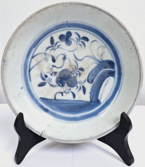Gambar Piring Porselen Biru dan Putih dengan motif Kembang