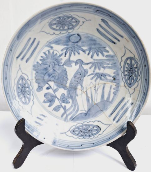 Gambar Piring Porselen Biru dan Putih dengan motif Burung