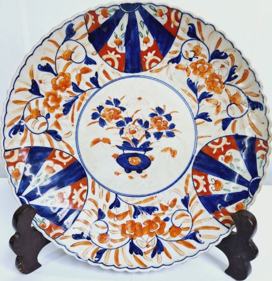 Gambar Japanese Imari Plate with A Bouquet Flower on the Vase Design