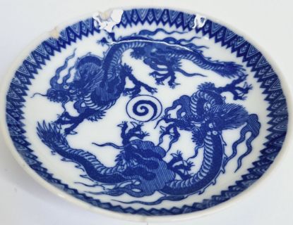 Gambar Pisin Porselen Biru dan Putih Jepang