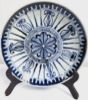 Gambar Piring Biru dan Putih Cina dengan Motif Cumi-Cumi