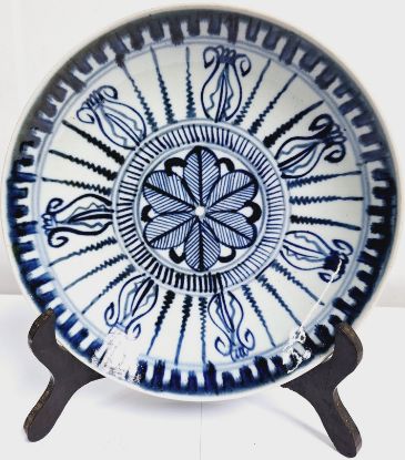 Gambar Piring Biru dan Putih Cina dengan Motif Cumi-Cumi