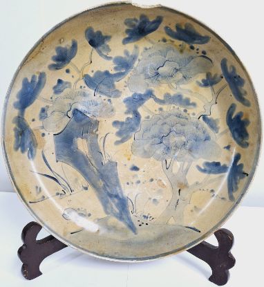 Gambar Piring Biru dan Putih dengan Motif Pemandangan Alam