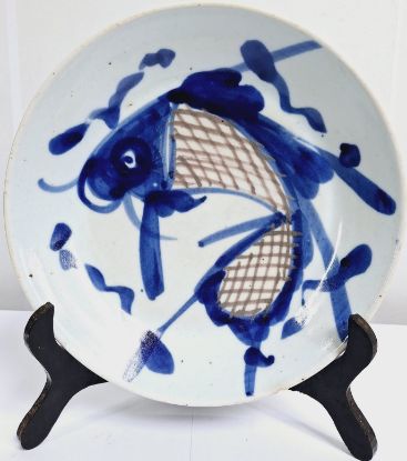 Gambar Piring Cina Biru dan Putih dengan Motif Ikan