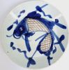 Gambar Piring Cina Biru dan Putih dengan Motif Ikan