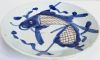 Gambar Piring Cina Biru dan Putih dengan Motif Ikan