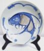 Gambar Piring Cina Biru dan Putih dengan Motif Koi