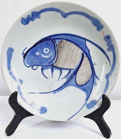 Gambar Piring Cina Biru dan Putih dengan Motif Koi