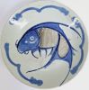 Gambar Piring Cina Biru dan Putih dengan Motif Koi