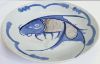 Gambar Piring Cina Biru dan Putih dengan Motif Koi